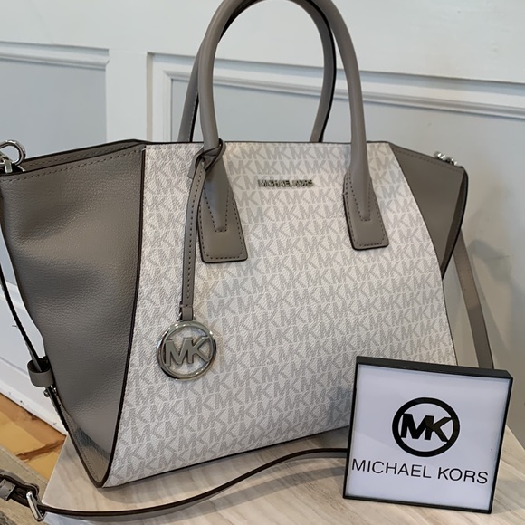 Michael Kors Handbags - Michael Kors Large Avril Signature Jet Set Satchel Bag EUC